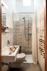 uma casa de banho com um WC, um lavatório e um chuveiro em Casa Letizia em Ponsacco
