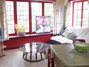 - un salon avec une table et quelques fenêtres dans l'établissement Charleroi Marcinelle verdure et parking gratuit, à Charleroi