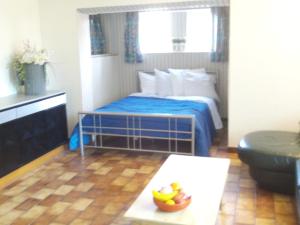 - une chambre avec un lit et une table avec un bol de fruits dans l'établissement Charleroi Marcinelle verdure et parking gratuit, à Charleroi