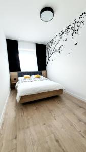 Postel nebo postele na pokoji v ubytování Apartament SONIA SAUNA-TARGI-GARAŻ