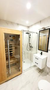 Koupelna v ubytování Apartament SONIA SAUNA-TARGI-GARAŻ + 11 fotografií