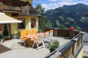 Gallery image of Landhaus Katharina bis 12 Personen mit Saunachalet und Blick auf die Bergwelt des Zillertals in Hippach