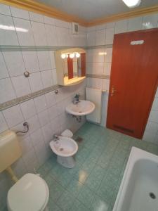 Koupelna v ubytování ANKARAN SOBE MARA + 37 fotografií