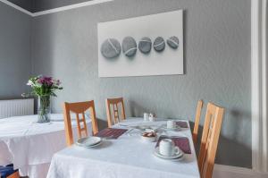 a white table topped with a white table cloth at Aynetree Guest House in Edinburgh