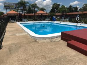 a swimming pool at a resort with at Silver Princess Motel in Ocala