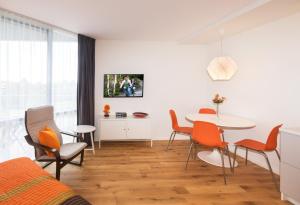 uma sala de estar com uma mesa de jantar e cadeiras em Favorite apartment Elija, Sventoji em Šventoji
