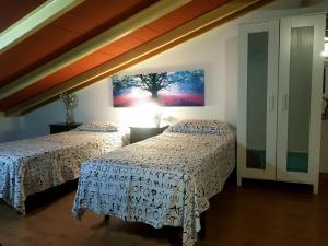 A bed or beds in a room at Villa Mirador del Sol, 45min playas de Doñana, 35min de Sevilla Még 37 kép