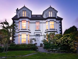 a large white house with its lights on at Rockleigh Place in St Austell +34 photos