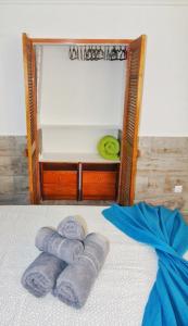 una pila de toallas sentadas encima de una cama en Estúdio Doce Lar, en Peniche
