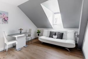uma sala de estar com um sofá branco e uma mesa em MyHome Basel 3A46 em Saint-Louis