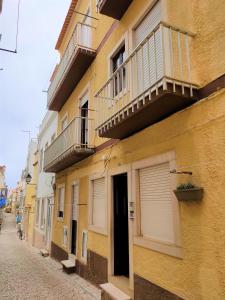 ナザレにあるCasa das Ondas Nazaréの黄色の建物