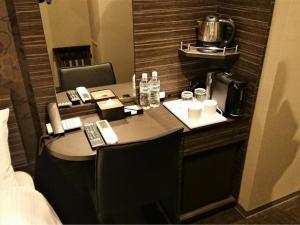 escritorio en una habitación de hotel con teléfono y cafetera en Act Hotel Roppongi - Vacation STAY 85363 en Tokio