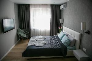 een slaapkamer met een bed en een raam bij Favorite Family Flat in Bila Tserkva