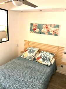 una camera con un letto con due cuscini di Coco Paradise a Le Diamant