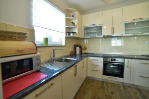 Kuchyň nebo kuchyňský kout v ubytování Holiday home MB