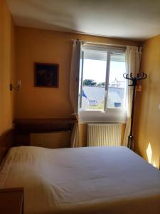 Postel nebo postele na pokoji v ubytování Home des Pins SARL