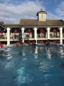 een groep mensen in een zwembad in een hotel bij Stay Saratoga in Saratoga Springs