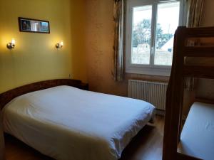 Postel nebo postele na pokoji v ubytování Home des Pins SARL