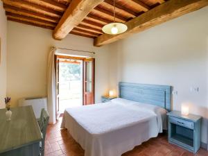 GalbinoにあるApartment in a holiday home in Anghiari with a view of the hillsのベッドルーム(大型ベッド1台、窓付)