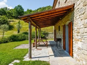 GalbinoにあるApartment in a holiday home in Anghiari with a view of the hillsの木製の櫓