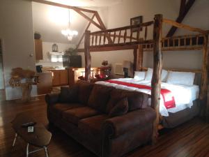 een slaapkamer met een groot bed en een bank bij Stay Saratoga in Saratoga Springs