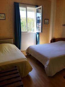 Postel nebo postele na pokoji v ubytování Home des Pins SARL