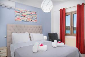 伊罗达Tsifliki Beach House的卧室配有一张带红色窗帘的大型白色床