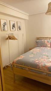 ein Schlafzimmer mit einem Bett und einige Bilder an der Wand in der Unterkunft Puro encanto en el corazón de Santo Domingo in Santo Domingo de la Calzada