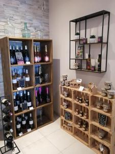 ein Zimmer mit vielen Flaschen Wein in der Unterkunft A l'Orée Des Vignes in Montady