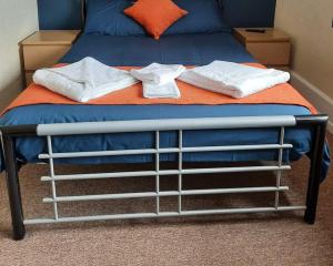 Un pat sau paturi într-o cameră la Mount Stuart Hotel