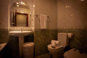 une salle de bains avec lavabo, toilettes et miroir dans l'établissement TuristiQA - Piso C Arenal 20 2º VUT-CO-01678, à Ferrol 3 autres photos