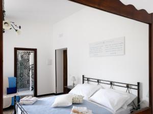a bedroom with a bed and a mirror at Dimora Iannelli - B&B Rurale Paestum in Paestum