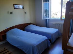 Postel nebo postele na pokoji v ubytování Home des Pins SARL