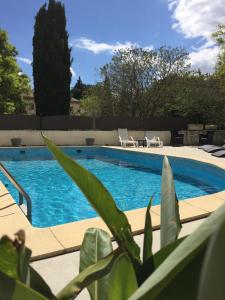 Bazén v ubytování Logis Auberge De Tavel nebo v jeho okolí