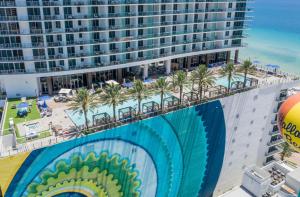 eine Luftaufnahme eines Resorts mit Pool und Palmen in der Unterkunft Private Ocean Condos at Hyde Beach Resort & Residences in Hollywood