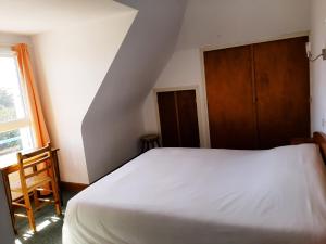 Postel nebo postele na pokoji v ubytování Home des Pins SARL