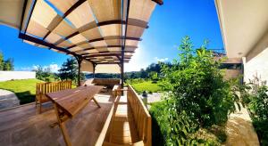 Balkon atau teras di Villa15 Lodge, Five-Star Stay 5BD 5-5BA Beach Access Villa with Pool , Gym, Sauna, Alfresco Dining & Garden