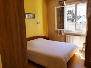 Postel nebo postele na pokoji v ubytování Home des Pins SARL