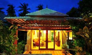 ein kleines Haus mit abgeschirmter Veranda in der Nacht in der Unterkunft Bhumlapa Garden Resort in Bophut 