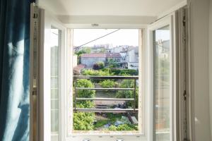 une fenêtre avec vue sur la ville dans l'établissement Appartement Le P'tit Dupont - OscarNewHome, à Nancy