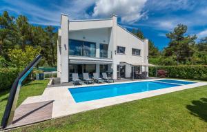 una casa con piscina delante en Villa Laura Istarska, en Višnjan