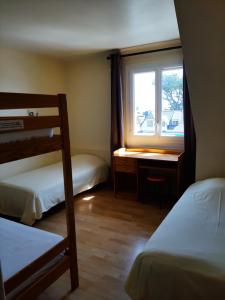 Postel nebo postele na pokoji v ubytování Home des Pins SARL