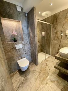 Koupelna v ubytování Hotel Eden