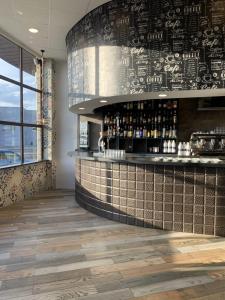Eine Bar in einem Restaurant mit Inschriften an der Wand in der Unterkunft Hotel Riojano in Humanes de Madrid