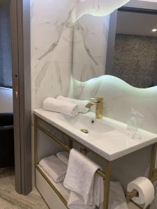 A bathroom at Hotel Riojano
