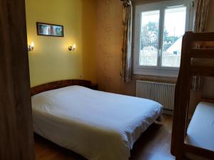 Postel nebo postele na pokoji v ubytování Home des Pins SARL