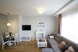 uma sala de estar com um sofá e uma mesa em Apartament na Wspólnej ( centrum, garaż ) em Kielce