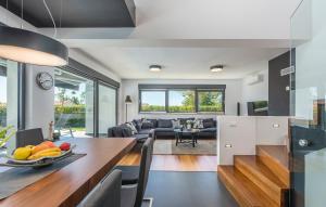 Una cocina y una sala de estar con mesa y sillas. en Villa Laura Istarska, en Višnjan