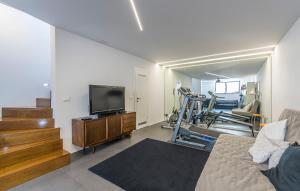 sala de estar con TV y gimnasio en Villa Laura Istarska, en Višnjan