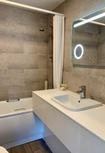 uma casa de banho com um lavatório e um espelho em The Park Hotel em Tenby